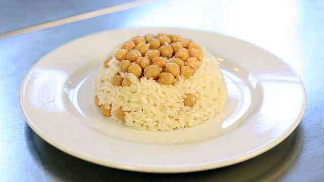 Nohutlu pilav - tereyağlı pirinç pilavı nohut ve tiftiklenmiş tavuk ile